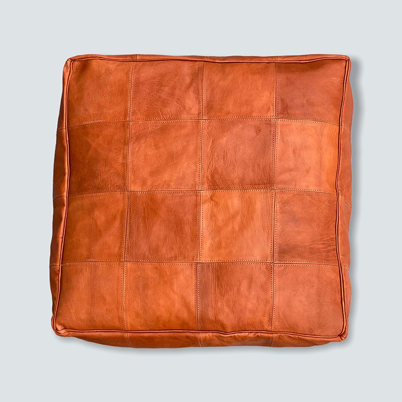 Laederpuf 70x70 800x800 1.jpg Vierkante Marokkaanse handgestikte lederen poef, van bovenaf
