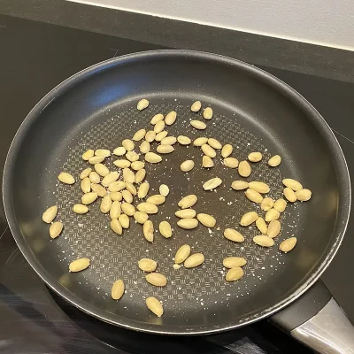 Amandes sur une poêle