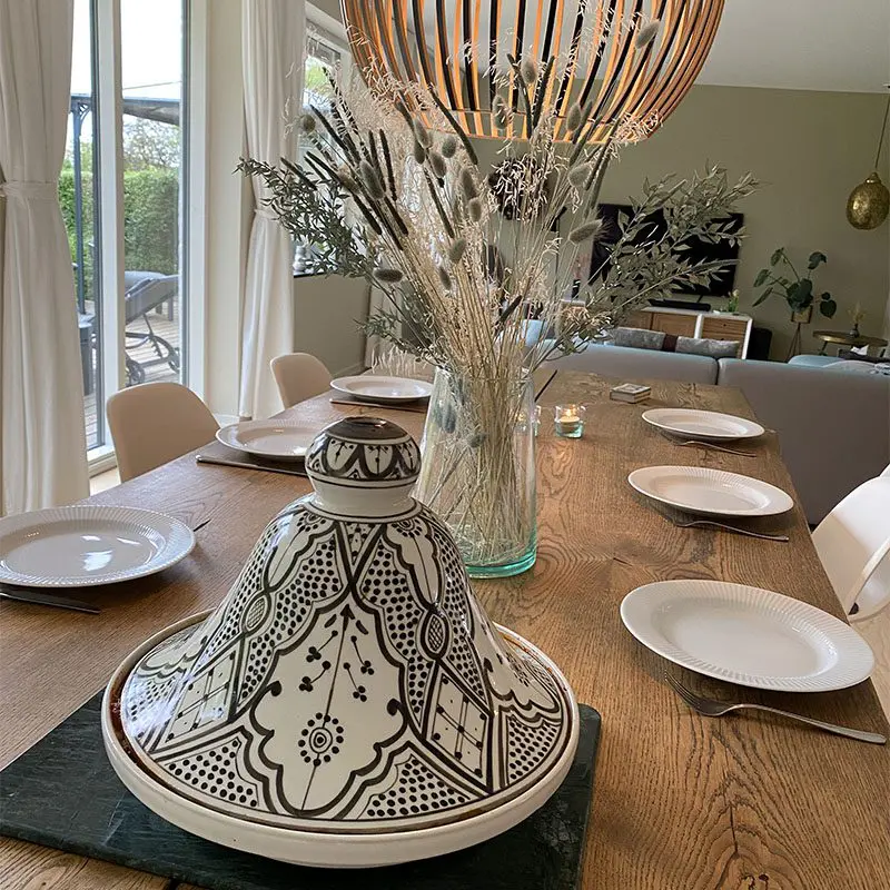 Tibladin Tajine Marocain Moenster Plat à tajine avec un motif sur une table couverte