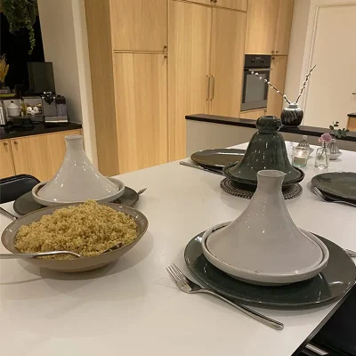 Taginer på et bord