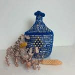 Kleiner blauer Korb mit Goldmuster