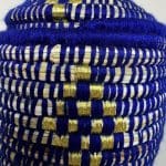 Kleiner blauer Korb mit Goldmuster