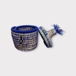 kleiner blauer Korb mit Goldmuster