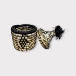 kleiner schwarzer Korb mit Goldmuster