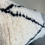 kuddfodral av mjuk beni ouarain matta i vit ull med svarta markeringar
