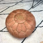 Pouf marocain en cuir couleur noisette clair