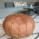 Pouf marocain en cuir couleur noisette clair