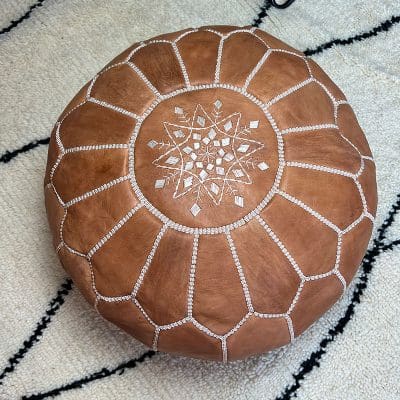 Marokkaanse poef van lichtbruin leer met een lat in het midden met een diameter van 50 cm
