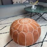 Marokkanischer Sitzpuff aus hellbraunem Leder mit einer Latte in der Mitte von 50 cm Durchmesser