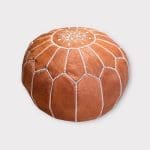 Marokkanischer Sitzpuff aus hellbraunem Leder mit einer Latte in der Mitte von 50 cm Durchmesser
