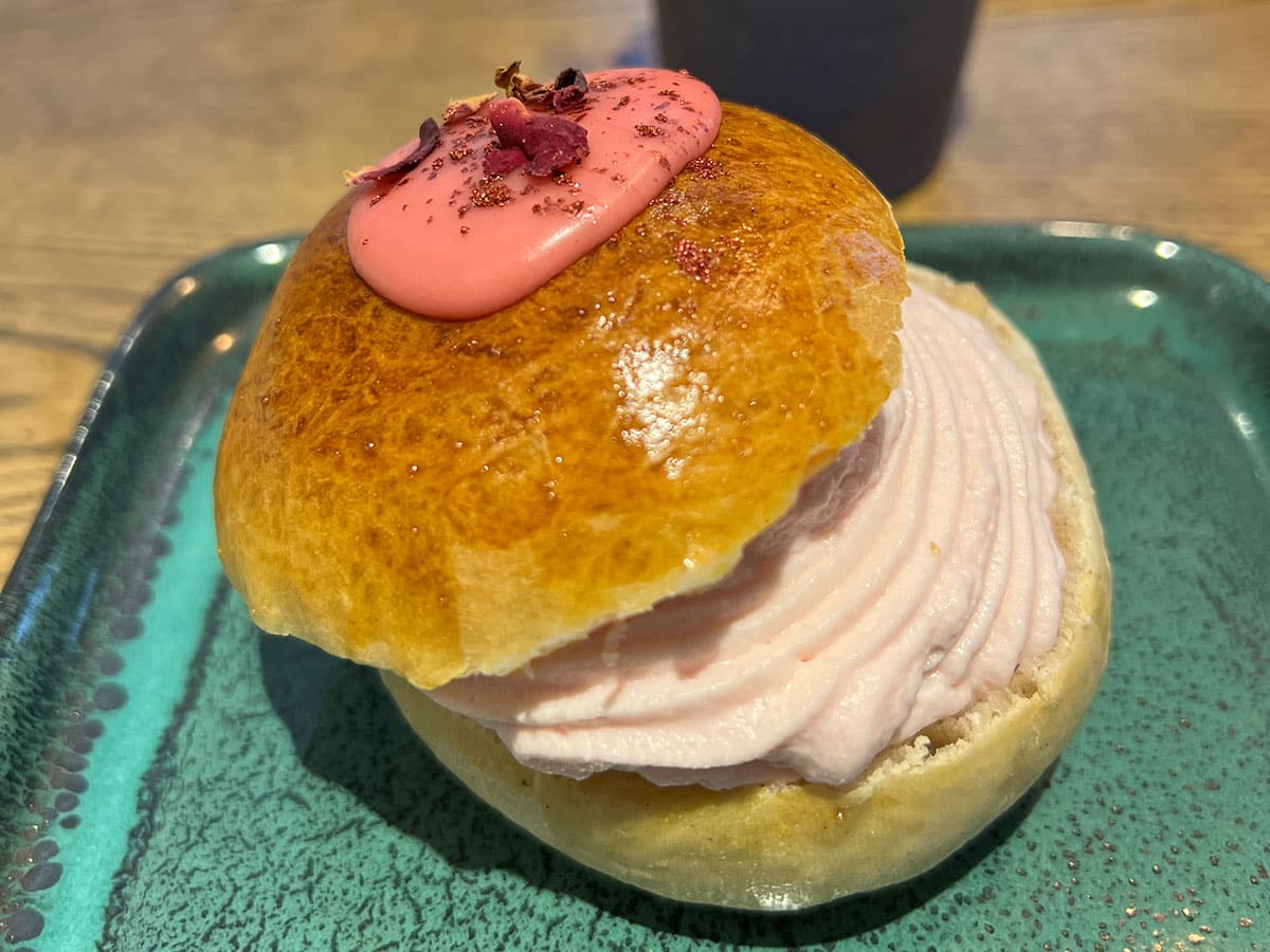 Fastelavnsbolle med marcipan og rose