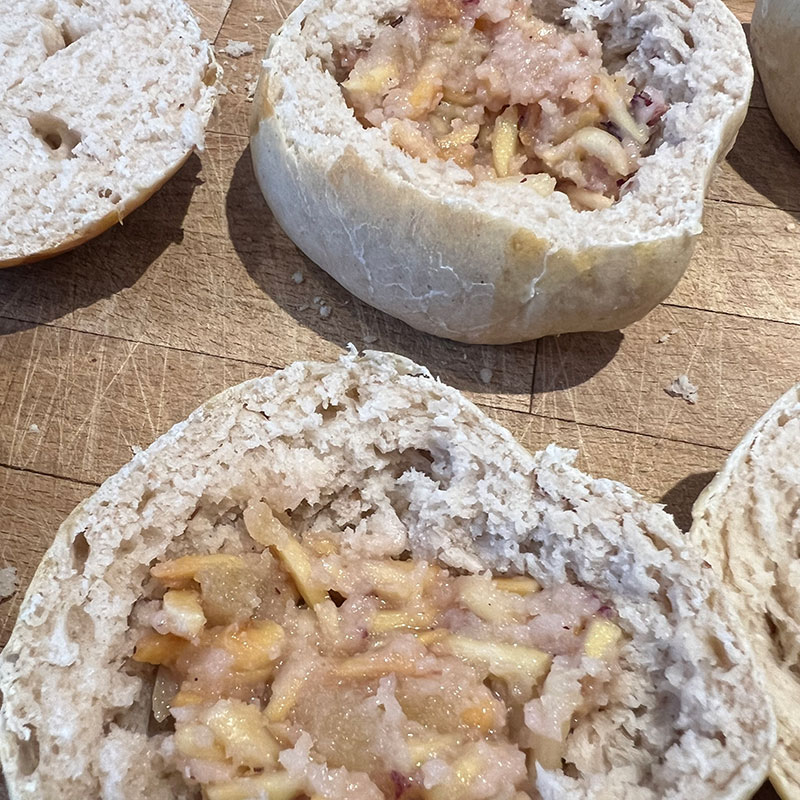 fyld marcipanguf i bollerne