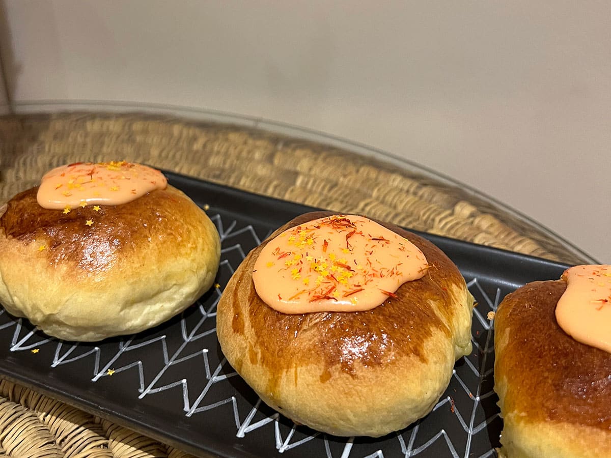 fastelavnsboller med orangeblomst og safran