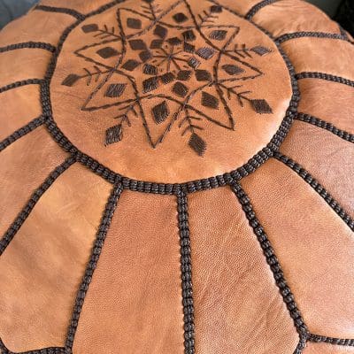 Pouf marocain marron clair avec surpiqûres marron foncé