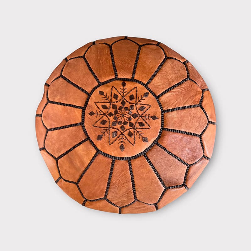 Marokkansk-puf-Brun&brun_7 Moroccan pouf light brown with dark brown stitching
