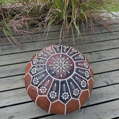 pouf en cuir marron foncé avec motif marocain