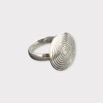Wunderschöner runder Silberring mit Spiralmotiv. Schlicht und elegant. Handgefertigt in Tiznit in Marokko. Der Spiralring ist in zwei Größen (Spirale im Durchmesser) erhältlich.