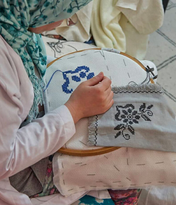 Broderier_kvinnokooperativ_1 Kvinna som arbetar i kvinnokooperativ