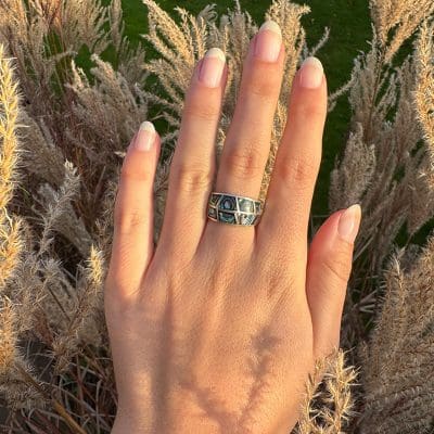 Beautiful mother-of-pearl ring in silver that shimmers with light. Handmade in Tiznit, Morocco with love.
