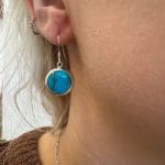 Øreringe turkis_Terrazur. Sølv ørering med stor rund turkis med brune/gyldne aftegninger af Matrix
