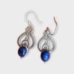 Oorbellen_SELENE met een lapis lazuli steen in een diep paarse kleur