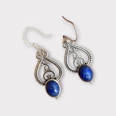 Øreringe_SELENE med en lapis lazuli sten i en dyb lilla farve