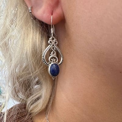 Øreringe_SELENE med en lapis lazuli sten i en dyb lilla farve
