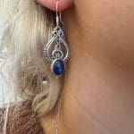 Oorbellen_SELENE met een lapis lazuli steen in een diep paarse kleur
