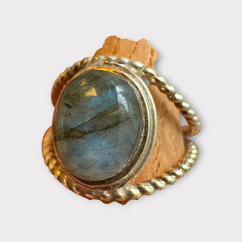 Ring-i-sølv_AURORA_1 ring with Labradorite stone