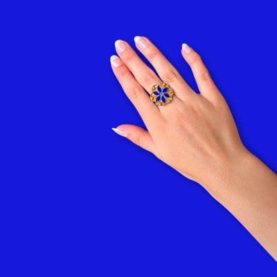 emaljring med en blomma i majorelleblått och en varm gul färg