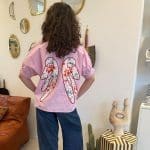 Angel Blush Shirt in Pink mit weißen Streifen und aufgenähten Engelsflügeln auf dem Rücken