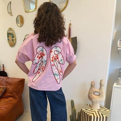 Chemise rose blush Angel avec rayures blanches et ailes d'ange cousues dans le dos