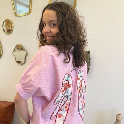 Chemise rose blush Angel avec rayures blanches et ailes d'ange cousues dans le dos