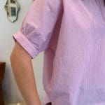 Angel Blush Shirt in Pink mit weißen Streifen und aufgenähten Engelsflügeln auf dem Rücken