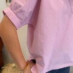 Angel Blush Shirt in Pink mit weißen Streifen und aufgenähten Engelsflügeln auf dem Rücken