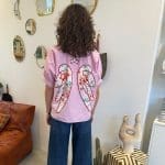 Angel Blush Shirt in Pink mit weißen Streifen und aufgenähten Engelsflügeln auf dem Rücken