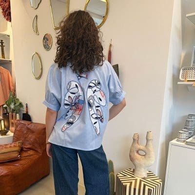 Chemise_ANGEL WAVE bleu clair avec ailes d'ange colorées cousues dans le dos