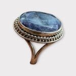 Ring i sølv med stor violet Sodalit sten