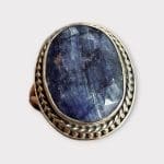 Ring i sølv med stor violet Sodalit sten