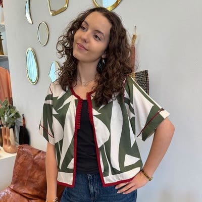 Cardigan/veste_LAYA à manches courtes avec un motif graphique vert et blanc et une bordure rouge