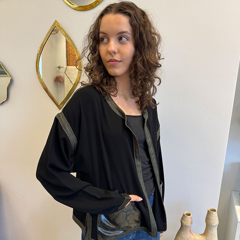 Cardigan-jakke_NOÍR-SAUVAGE_6 Cardigan/jacket_NOÍR SAUVAGE_in soft black fabric with green trim and snakeskin pockets