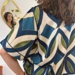 Jacke_NAHLA in Satin mit Blau und Grün mit kurzen Ärmeln