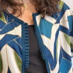 Jacke_NAHLA in Satin mit Blau und Grün mit kurzen Ärmeln