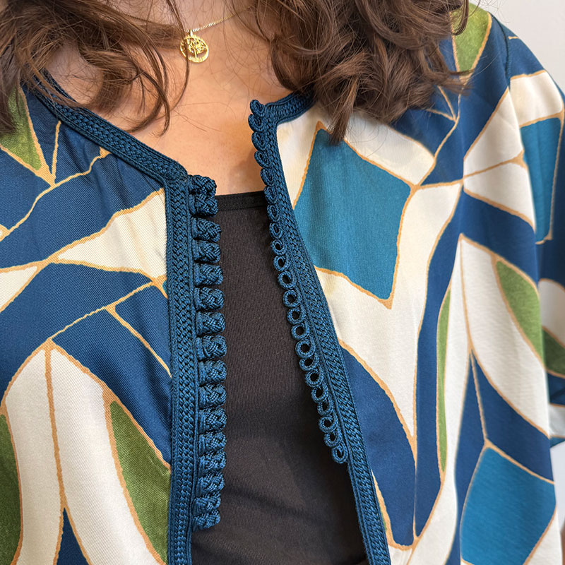 Jakke_NAHLA_4 Jacke_NAHLA in Satin mit Blau und Grün mit kurzen Ärmeln