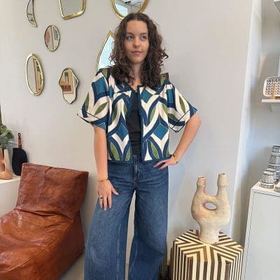 Veste_NAHLA en satin bleu et vert à manches courtes