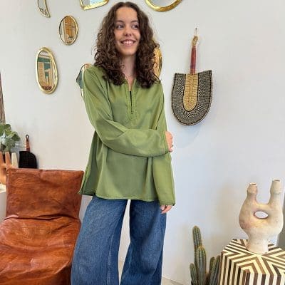 Chemise de couleur verte fraîche avec de beaux détails marocains