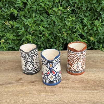 Marokkaanse keramische kannen in verschillende kleuren