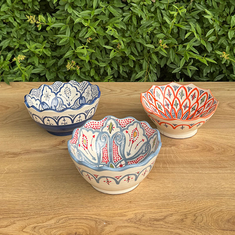 marokkanske-keramik-bølge-skåle-20-cm_alle-farver_2 Beautiful Moroccan ceramic bowls in three different variations, each with a traditional Moroccan pattern in fine colors. Measures 20 cm. in diameter and is handmade in Morocco.