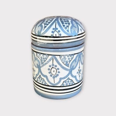 Prachtige Marokkaanse keramieken pot met een traditioneel Marokkaans patroon in een lichtgrijze kleur. Afmetingen: 13 cm hoog en 9 cm in diameter. Rond deksel. Handgemaakt in Marokko.
