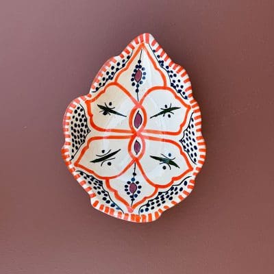 Prachtige Marokkaanse kom in een unieke bladvorm. Oranje en met een prachtig Marokkaans patroon. De kom is handgemaakt in Marokko en is 20 cm lang, 16 cm breed en 5,5 cm hoog.